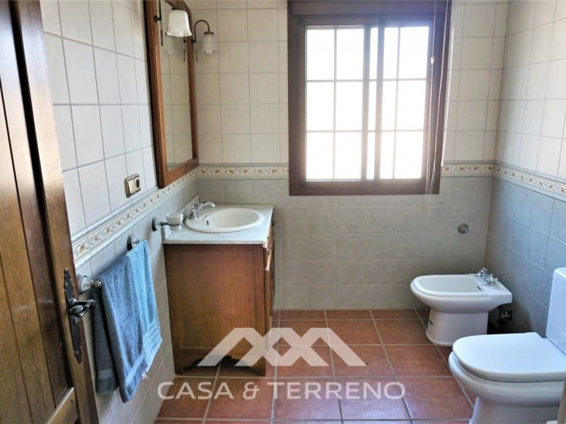 4 soveværelse Villa til salg i Sayalonga med swimmingpool garage - € 584.000 (Ref: 7411000)