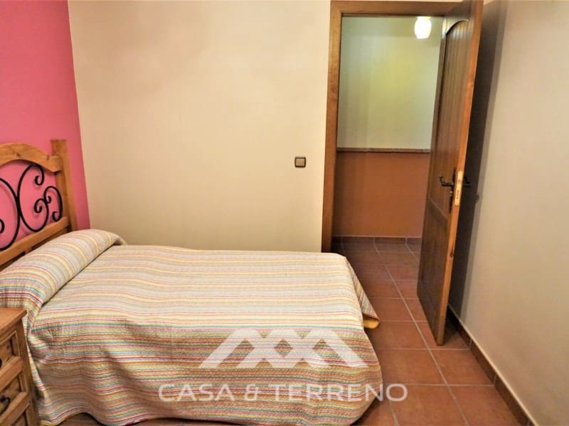 4 soveværelse Villa til salg i Sayalonga med swimmingpool garage - € 584.000 (Ref: 7411000)