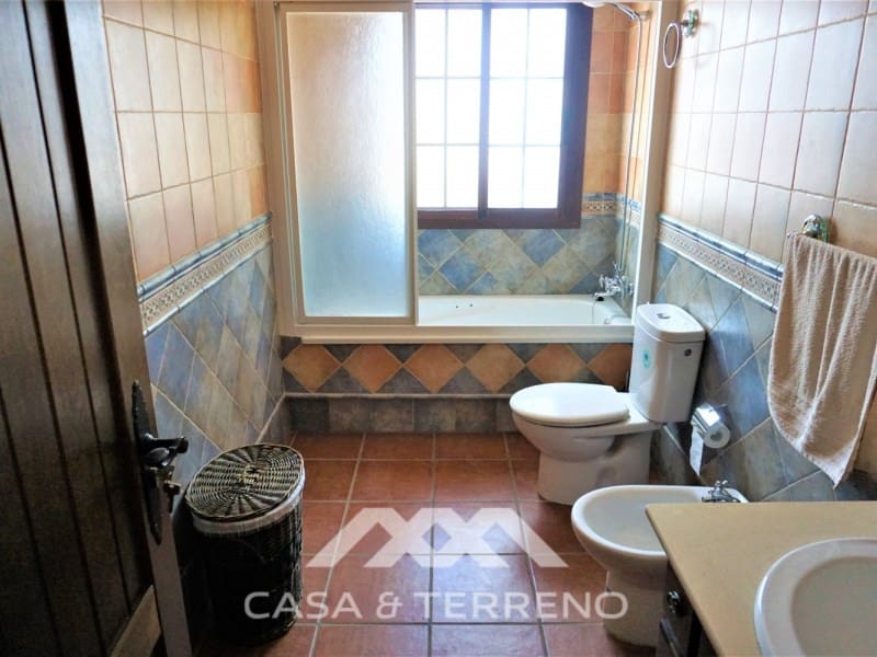 4 soveværelse Villa til salg i Sayalonga med swimmingpool garage - € 584.000 (Ref: 7411000)