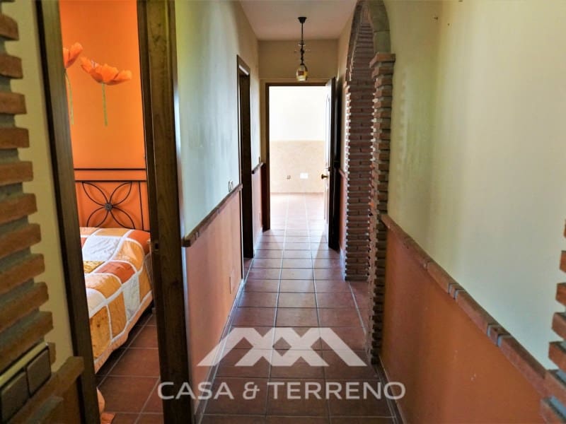 4 soveværelse Villa til salg i Sayalonga med swimmingpool garage - € 584.000 (Ref: 7411000)