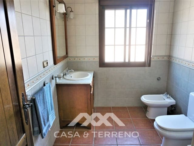 4 sovrum Villa till salu i Sayalonga med pool garage - 584 000 € (Ref: 7411000)