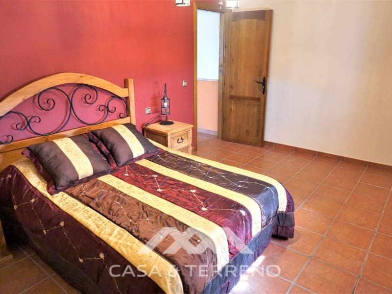 4 soveværelse Villa til salg i Sayalonga med swimmingpool garage - € 584.000 (Ref: 7411000)