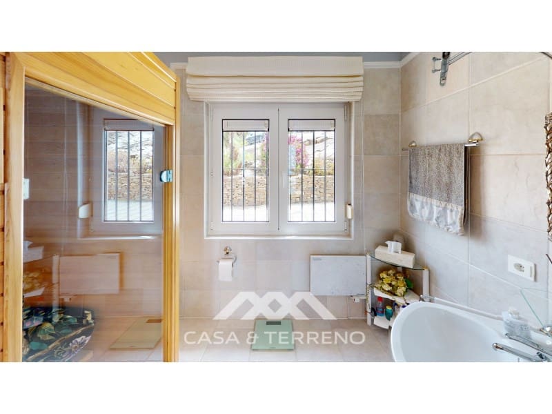 4 soveværelse Villa til salg i Sayalonga med swimmingpool garage - € 1.350.000 (Ref: 7711299)