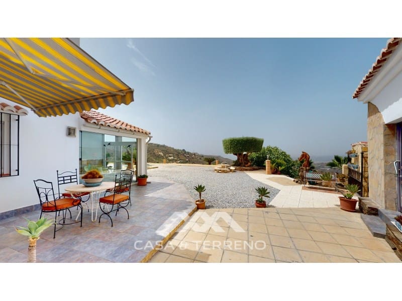 4 soveværelse Villa til salg i Sayalonga med swimmingpool garage - € 1.350.000 (Ref: 7711299)