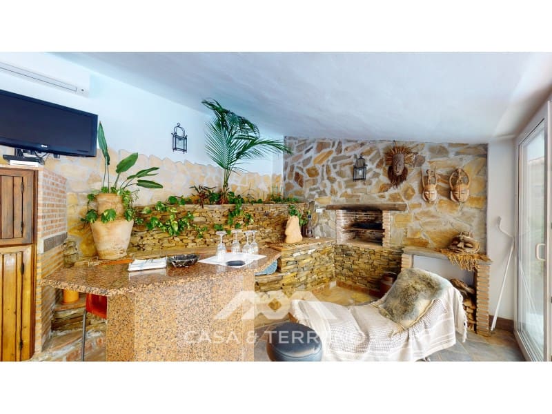 4 soveværelse Villa til salg i Sayalonga med swimmingpool garage - € 1.350.000 (Ref: 7711299)