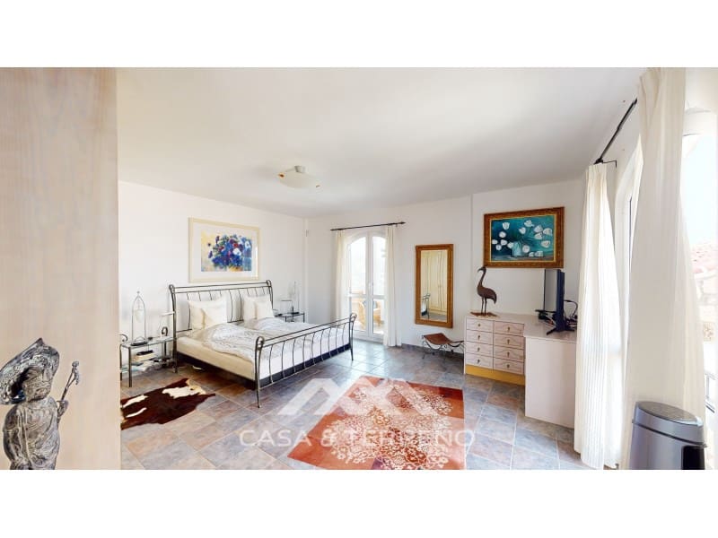 4 soveværelse Villa til salg i Sayalonga med swimmingpool garage - € 1.350.000 (Ref: 7711299)