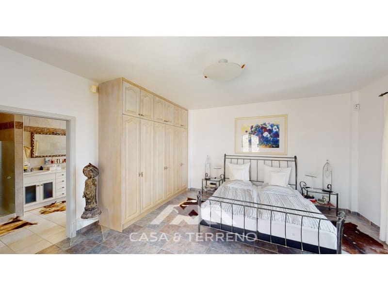 4 soveværelse Villa til salg i Sayalonga med swimmingpool garage - € 1.350.000 (Ref: 7711299)