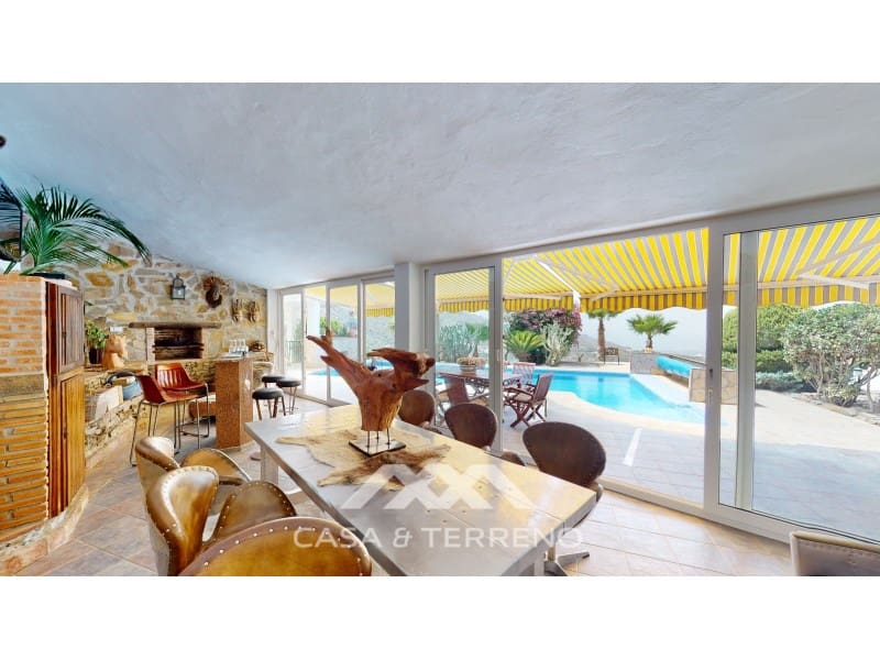 4 soveværelse Villa til salg i Sayalonga med swimmingpool garage - € 1.350.000 (Ref: 7711299)