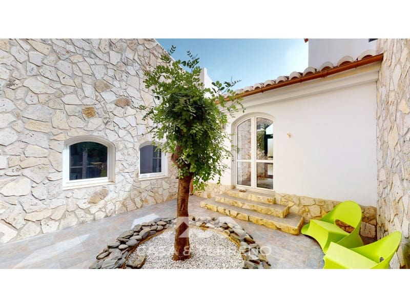 4 soveværelse Villa til salg i Sayalonga med swimmingpool garage - € 1.350.000 (Ref: 7711299)