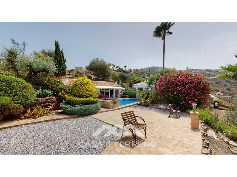 4 soveværelse Villa til salg i Sayalonga med swimmingpool garage - € 1.350.000 (Ref: 7711299)