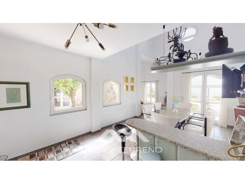 4 soveværelse Villa til salg i Sayalonga med swimmingpool garage - € 1.350.000 (Ref: 7711299)