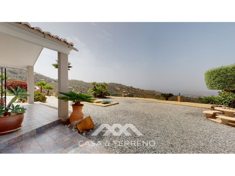 4 soveværelse Villa til salg i Sayalonga med swimmingpool garage - € 1.350.000 (Ref: 7711299)