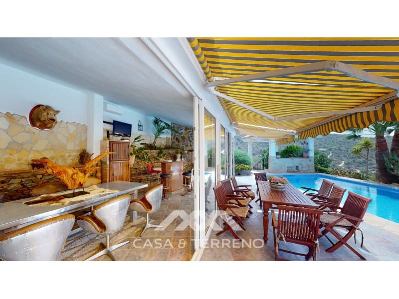 4 soveværelse Villa til salg i Sayalonga med swimmingpool garage - € 1.350.000 (Ref: 7711299)