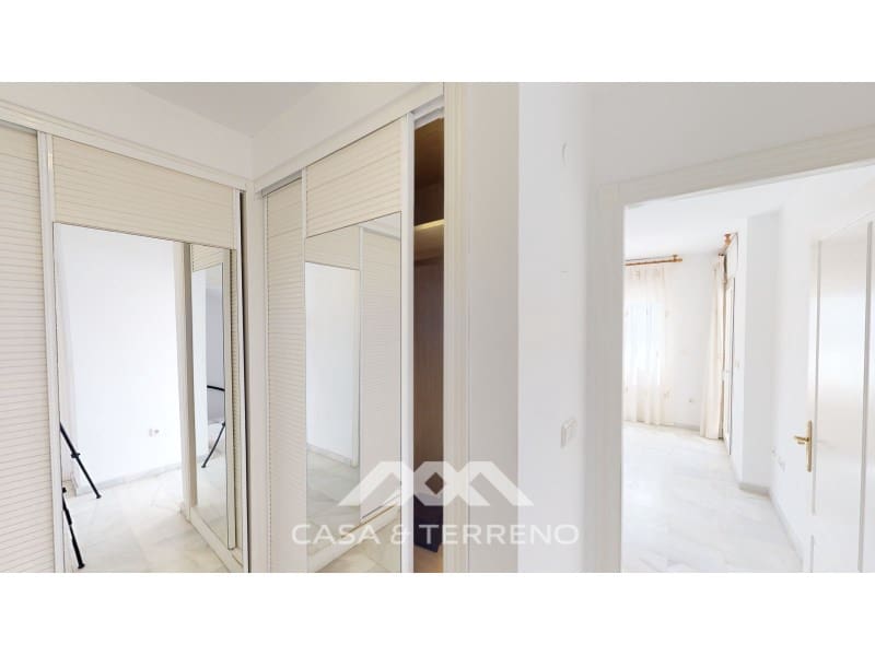 4 soveværelse Semi-Rækkehus til salg i Torre del Mar med garage - € 820.000 (Ref: 8005793)