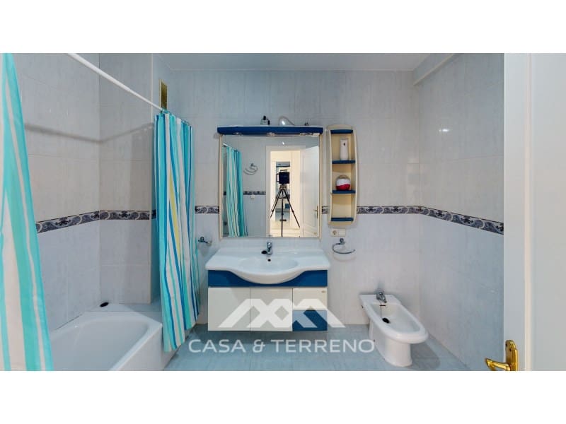 4 soveværelse Semi-Rækkehus til salg i Torre del Mar med garage - € 820.000 (Ref: 8005793)