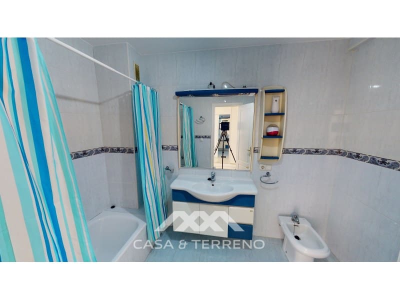 4 soveværelse Semi-Rækkehus til salg i Torre del Mar med garage - € 820.000 (Ref: 8005793)