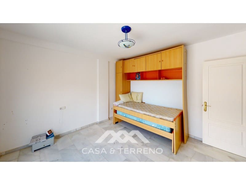 4 soveværelse Semi-Rækkehus til salg i Torre del Mar med garage - € 820.000 (Ref: 8005793)