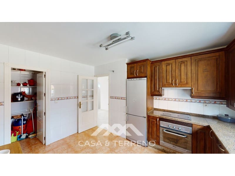 4 soveværelse Semi-Rækkehus til salg i Torre del Mar med garage - € 820.000 (Ref: 8005793)