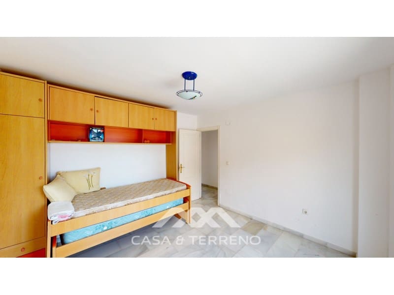 4 soveværelse Semi-Rækkehus til salg i Torre del Mar med garage - € 820.000 (Ref: 8005793)