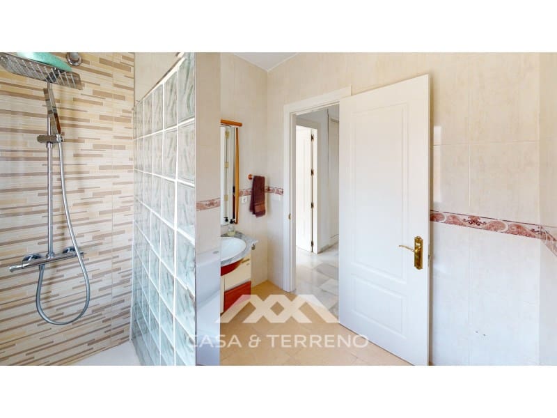 4 soveværelse Semi-Rækkehus til salg i Torre del Mar med garage - € 820.000 (Ref: 8005793)