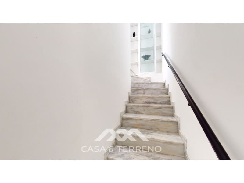 4 soveværelse Semi-Rækkehus til salg i Torre del Mar med garage - € 820.000 (Ref: 8005793)