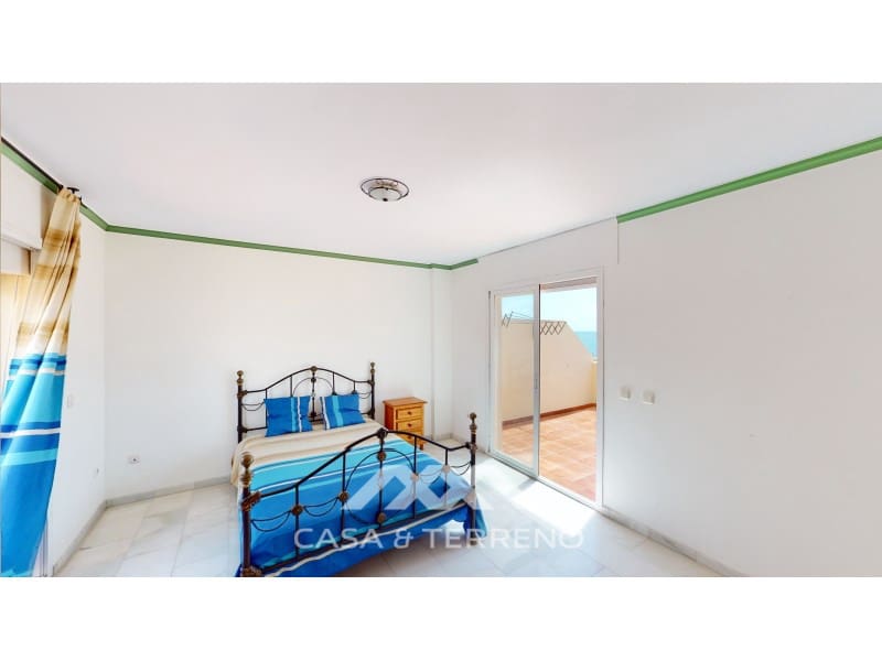 4 soveværelse Semi-Rækkehus til salg i Torre del Mar med garage - € 820.000 (Ref: 8005793)