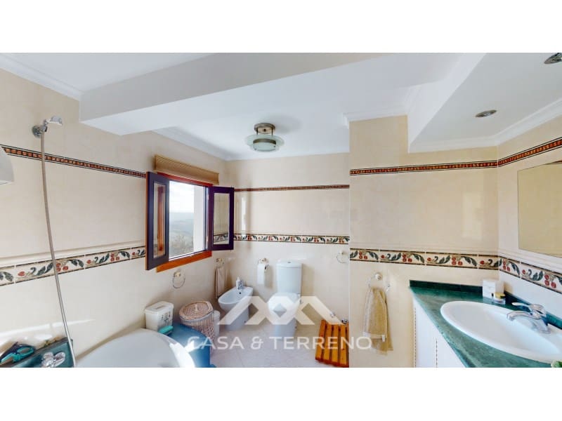 6 bedroom Guesthouse/B & B for sale in Iznajar - € 545,000 (Ref: 8146350)