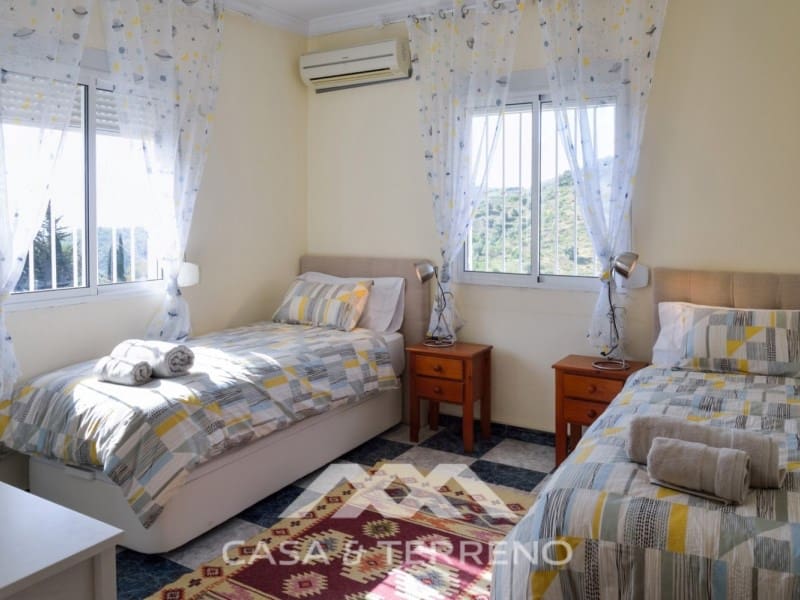 6 soveværelse Guesthouse/B & B til salg i Vinuela med swimmingpool - € 349.000 (Ref: 8146353)