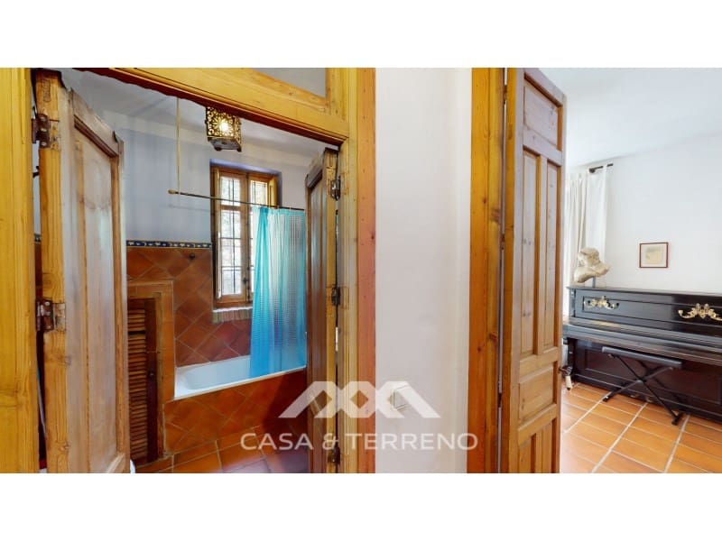 6 soveværelse Guesthouse/B & B til salg i Sayalonga med swimmingpool - € 780.000 (Ref: 8166075)