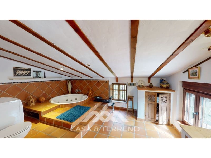 6 soveværelse Guesthouse/B & B til salg i Sayalonga med swimmingpool - € 780.000 (Ref: 8166075)