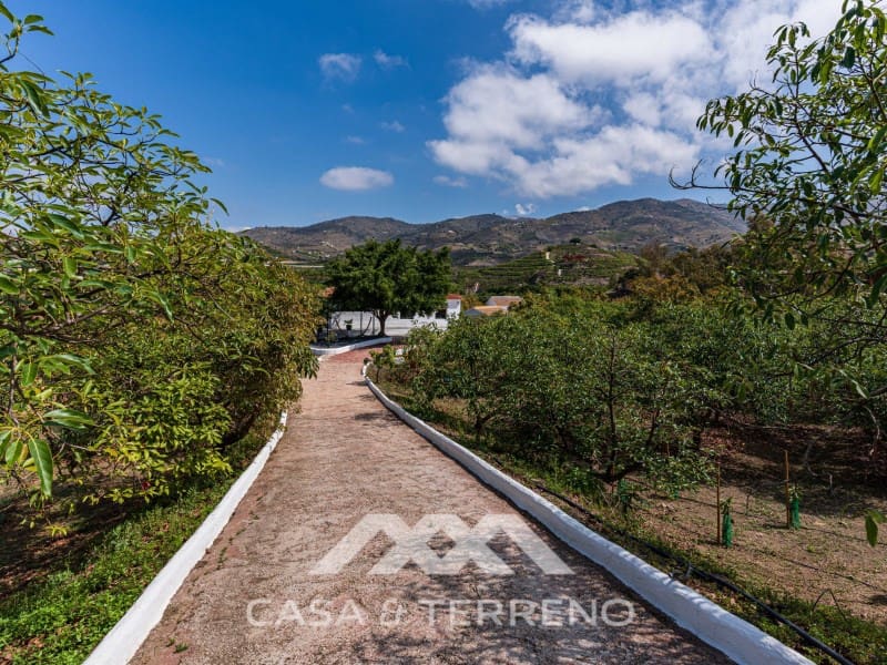 3 soveværelse Villa til salg i Velez-Malaga med garage - € 1.225.000 (Ref: 8498990)