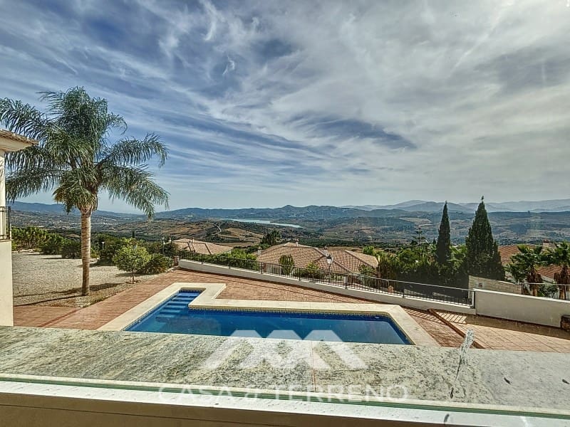 4 slaapkamer Villa te koop in Periana met zwembad garage - € 742.000 (Ref: 8589316)