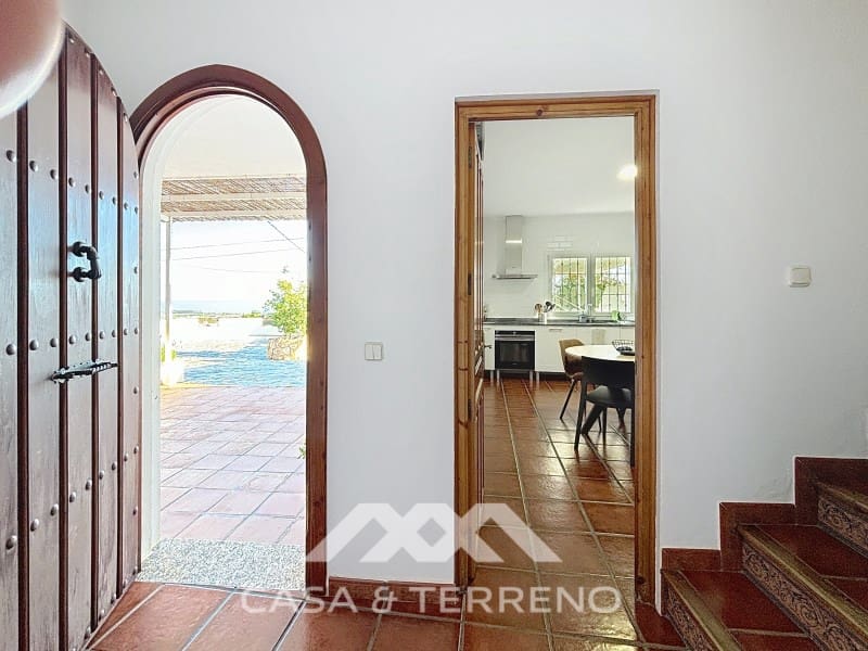 4 slaapkamer Villa te koop in Almayate met garage - € 595.000 (Ref: 8764397)