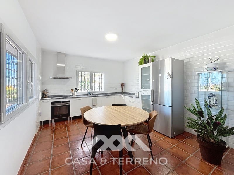 4 slaapkamer Villa te koop in Almayate met garage - € 595.000 (Ref: 8764397)