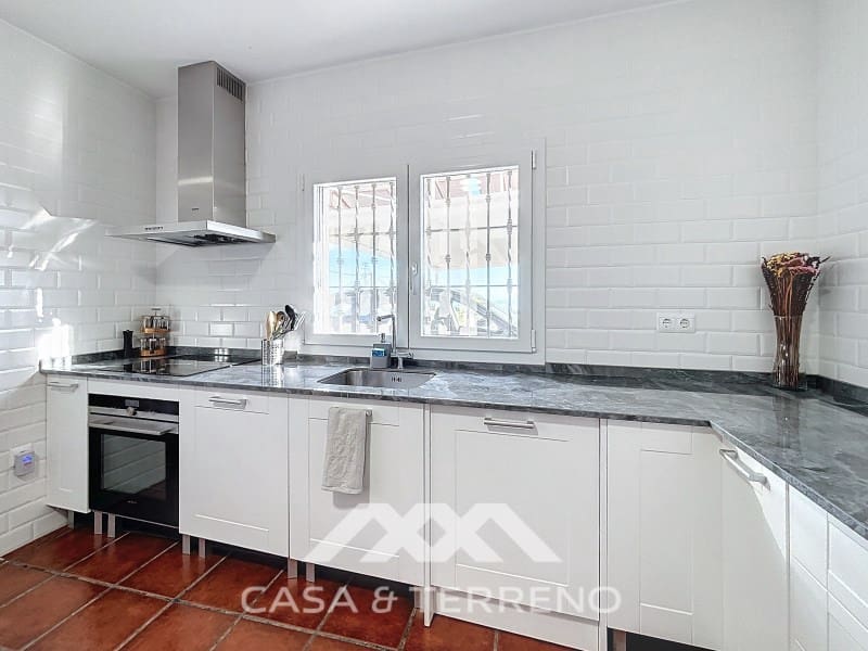 4 slaapkamer Villa te koop in Almayate met garage - € 595.000 (Ref: 8764397)