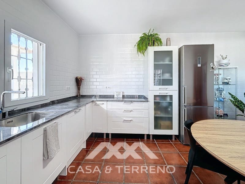 4 slaapkamer Villa te koop in Almayate met garage - € 595.000 (Ref: 8764397)