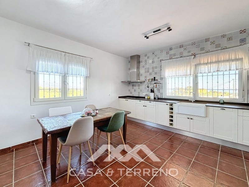 4 slaapkamer Villa te koop in Almayate met garage - € 595.000 (Ref: 8764397)