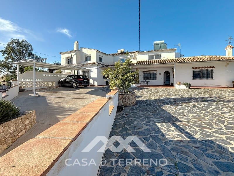 4 slaapkamer Villa te koop in Almayate met garage - € 595.000 (Ref: 8764397)