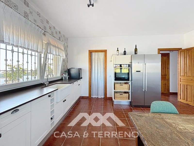 4 slaapkamer Villa te koop in Almayate met garage - € 595.000 (Ref: 8764397)