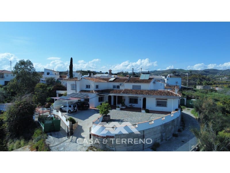 4 slaapkamer Villa te koop in Almayate met garage - € 595.000 (Ref: 8764397)