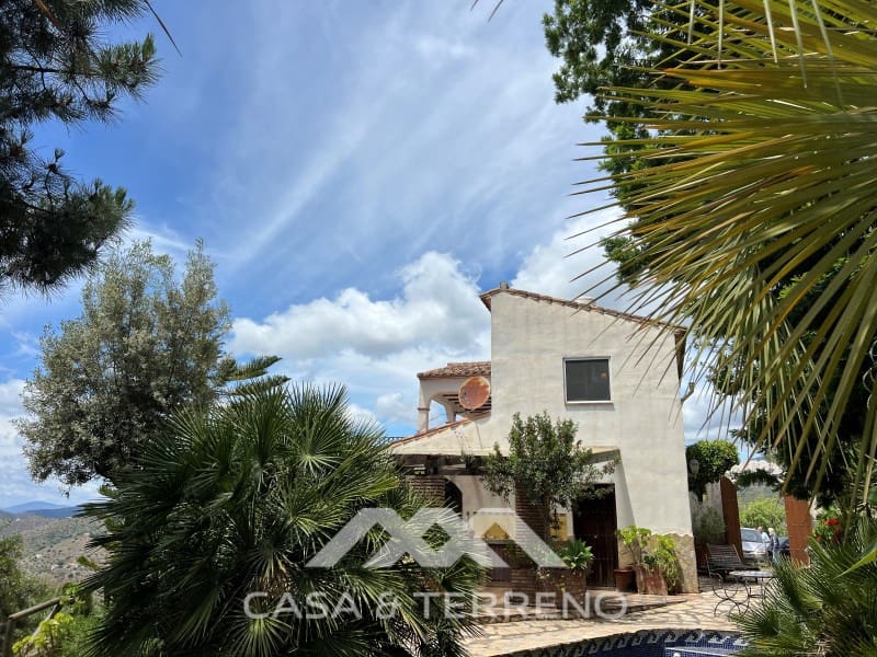 3 soveværelse Villa til salg i Sayalonga med swimmingpool - € 548.000 (Ref: 8986329)