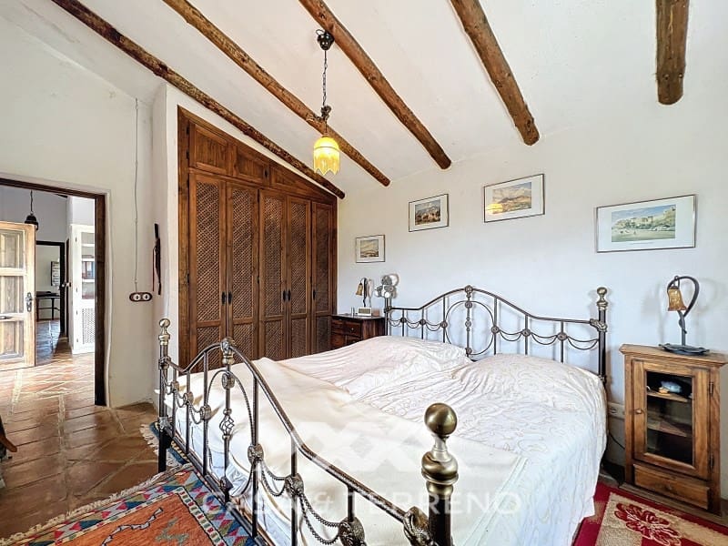 3 soveværelse Villa til salg i Sayalonga med swimmingpool - € 548.000 (Ref: 8986329)