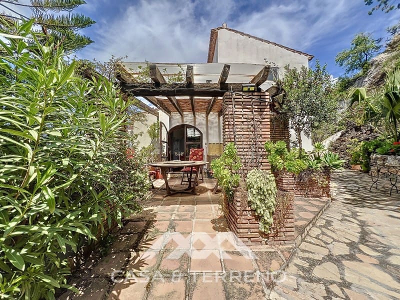 3 soveværelse Villa til salg i Sayalonga med swimmingpool - € 548.000 (Ref: 8986329)