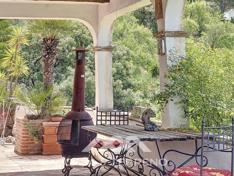 3 soveværelse Villa til salg i Sayalonga med swimmingpool - € 548.000 (Ref: 8986329)