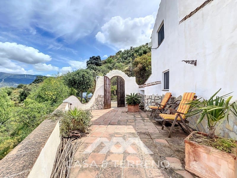 3 soveværelse Villa til salg i Sayalonga med swimmingpool - € 548.000 (Ref: 8986329)