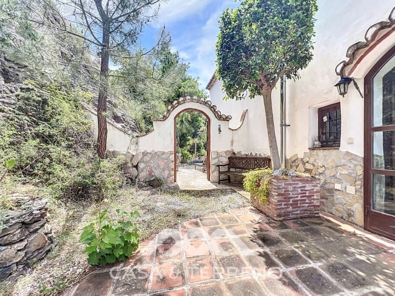 3 soveværelse Villa til salg i Sayalonga med swimmingpool - € 548.000 (Ref: 8986329)