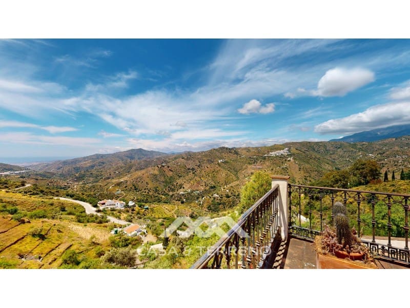 3 soveværelse Villa til salg i Sayalonga med swimmingpool - € 548.000 (Ref: 8986329)