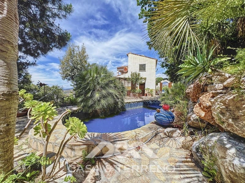 Chalet de 3 habitaciones en Sayalonga en venta con piscina - 548.000 € (Ref: 8986329)