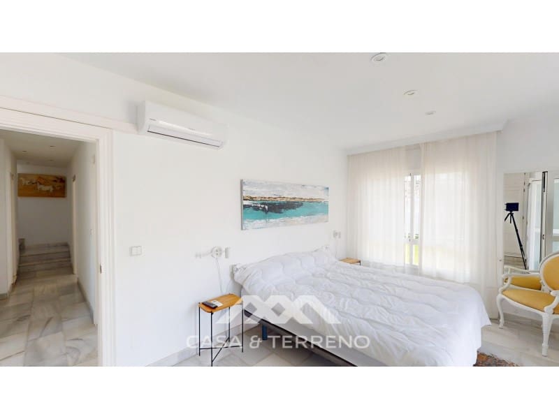 3 slaapkamer Villa te koop in Caleta de Velez met zwembad garage - € 955.000 (Ref: 8994306)