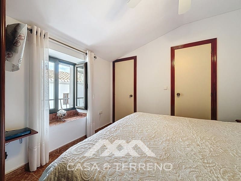 5 soveværelse Semi-Rækkehus til salg i Periana med garage - € 199.000 (Ref: 9007234)